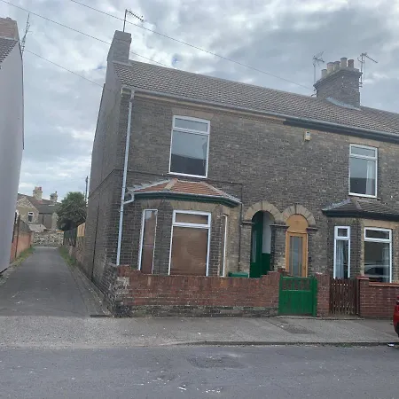 Inviting 3-Bed House In Lowestoft Near The Beach Exterior photo